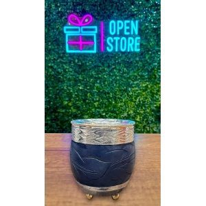 MATE ROMA CON VIROLA DE ALPACA CINCELADA, CUERO TALLADO Y PATITAS