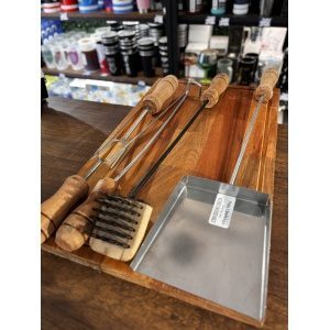 SET TABLA DE EUCALIPTO CON PALA, ATIZADOR, CEPILLO Y TENEDORES CHORICEROS