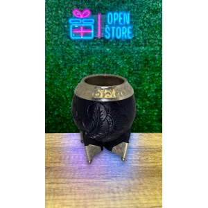 MATE TORPEDO ALPACA CINCELADA CON CUERO TALLADO Y PATITAS