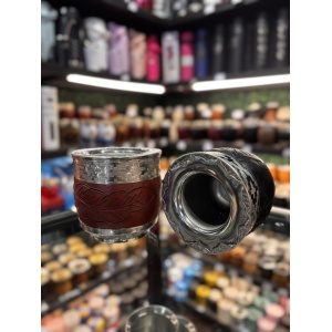 MATE ROMA CON VIROLA DE ACERO CINCELADO, CUERO TALLADO E INTERIOR DE ACERO