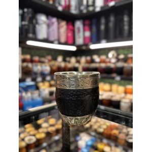 MATE ROMA CON VIROLA DE ALPACA CINCELADA, CUERO TALLADO Y PATITAS