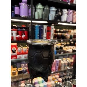 MATE CAMIONERO CON VIROLA DE ACERO LISA Y CUERO TALLADO