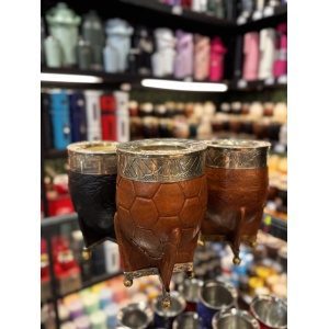 MATE IMPERIAL CON VIROLA DE ALPACA CINCELADA CUERO TALLADO Y PATITAS