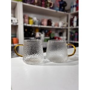 TAZA VIDRIO LABRADA CON ASA DORADA