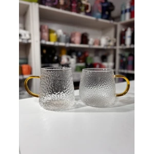 TAZA VIDRIO LABRADA CON ASA DORADA