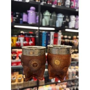 MATE IMPERIAL DE CUERO CRUDO CON VIROLA DE ALPACA CINCELADA Y GRABADO SOL DE MAYO