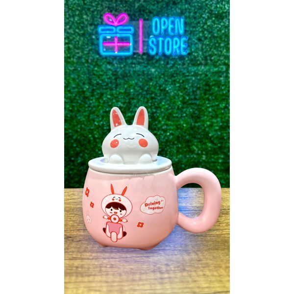 TAZA CON TAPA Y CUCHARA CONEJO ROSA - Imagen 3