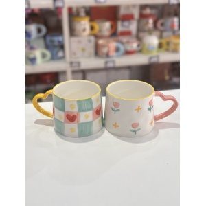 TAZA MULTICOLORES CON ASA CORAZON