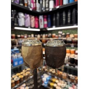 MATE TORPEDO DE CUERO CRUDO CON VIROLA DE ALPACA CINCELADA Y PATITAS
