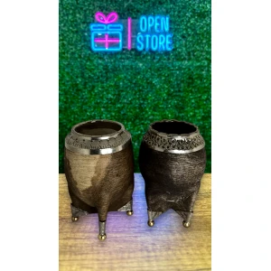 MATE TORPEDO DE CUERO CRUDO CON VIROLA DE ALPACA CINCELADA Y PATITAS