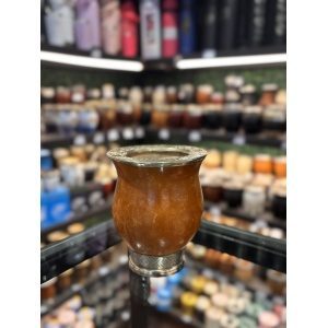 MATE CALABAZA CON VIROLA DE ALPACA CINCELADA Y BASE DE METAL
