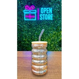 VASO DE VIDRIO ONDULADO COLOR AMBAR CON TAPA DE BAMBU Y SORBETE