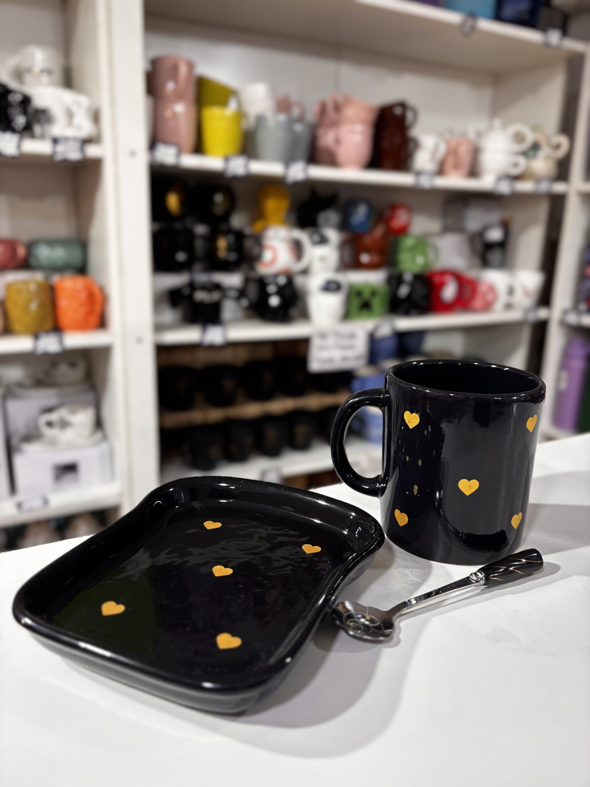 SET CERAMICA NEGRA Y CORAZONES DORADOS (TAZA+PLATO TOSTADA+CUCHARA)